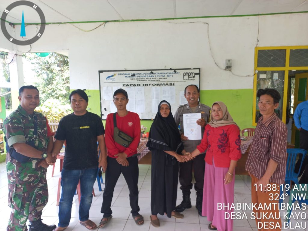 Problem Solving, Bhabinkamtibmas Mediasi Keributan Warga di Desa Sukau Kayo