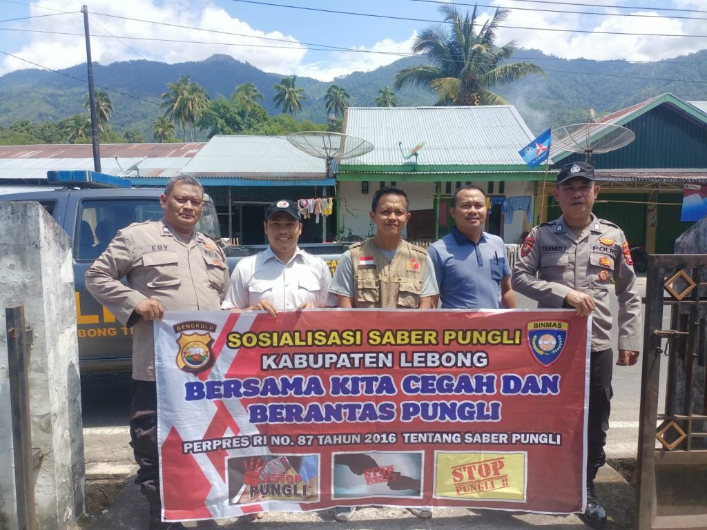 Cegah Pungli, Personel Polsek Lebong Tengah Sosialisasi Saber Pungli di Bawaslu Lebong.
