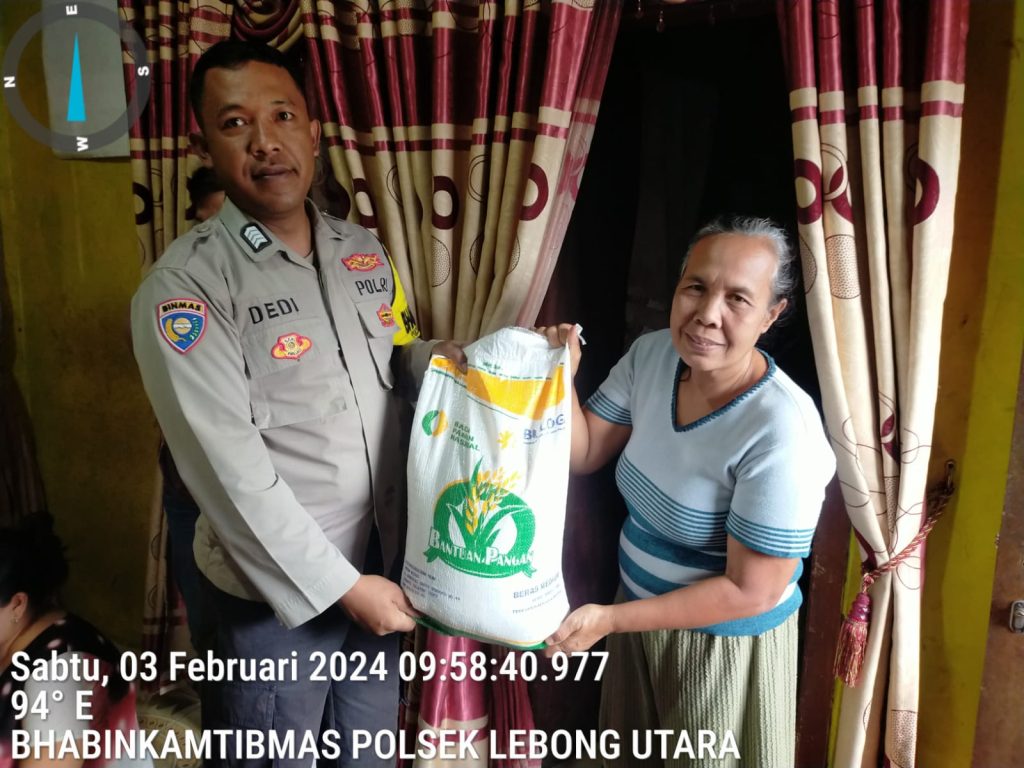 Bhabinkamtibmas Polsek Lebong Utara Hadiri Penyaluran Bantuan Pangan di Desa Sukau Mergo
