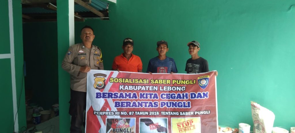Personel Polsek Lebong Tengah Sosialisasi Saber Pungli di Desa Ujung Tanjung I