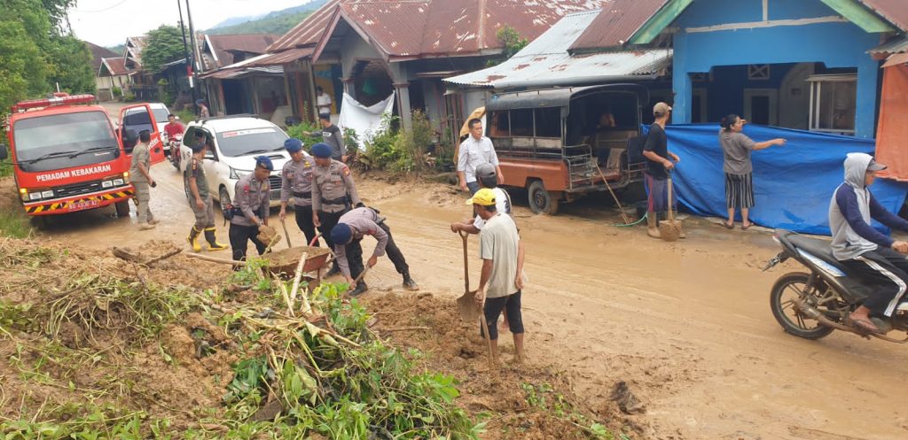 Bersinergi, Polri dan Masyarakat Bersihkan Material Tanah Longsor di Lebong Selatan