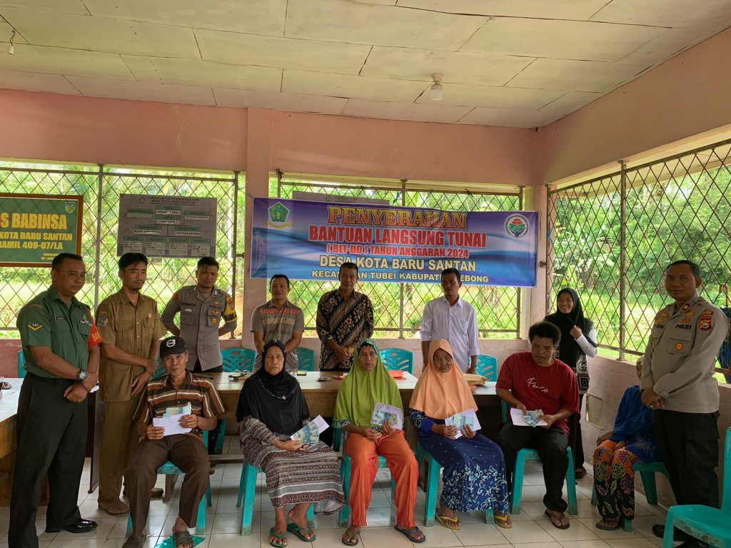 Bhabinkamtibmas Polsek Lebong Atas Dampingi Pendistribusian BLT DD di Desa Kota Baru Santan
