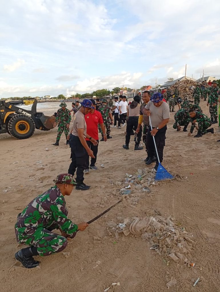 Polda Bali bersama TNI dan Masyarakat Gelar Karya Bakti Pembersihan Pantai Kedonganan dan Kuta