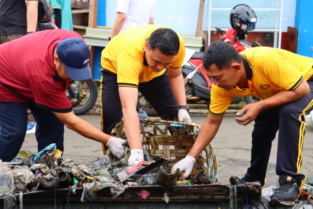 Polres Lebong dan Polsek Jajaran Bersama TNI, Pemda, dan Masyarakat Gelar Aksi Bersih Sampah di Terminal Muara Aman