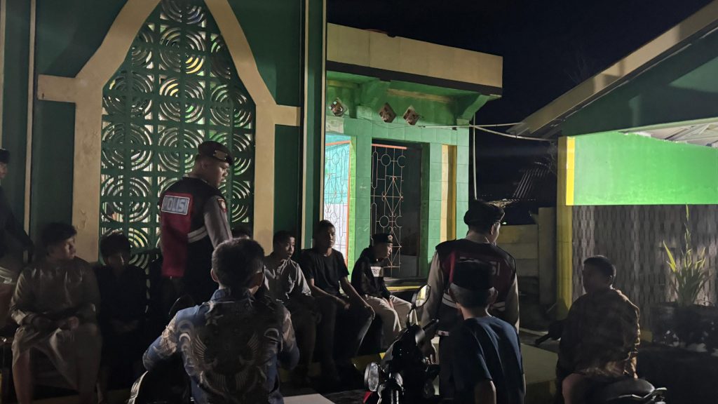 Personel Sat Samapta Polres Lebong Amankan Salat Tarawih di Masjid Al Hijad