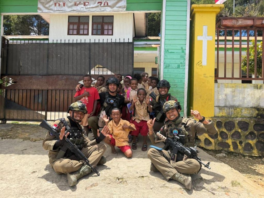 Patroli Dialogis di Paniai, Satgas Operasi Damai Cartenz 2026 Kedepankan Pendekatan Humanis