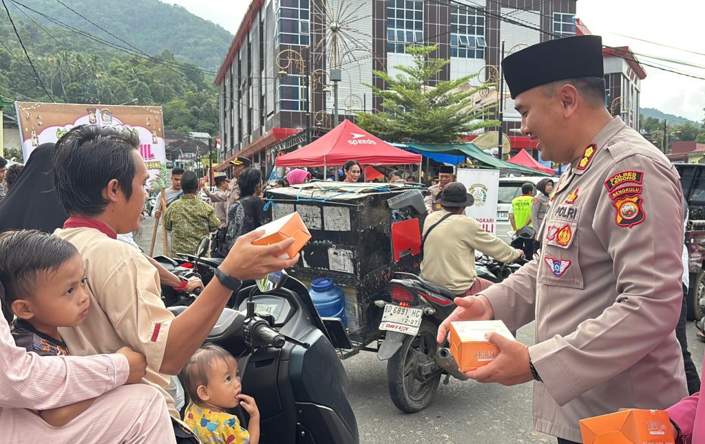 Polres Lebong dan Bhayangkari Bagikan 300 Paket Takjil di Muara Aman