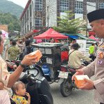 Polres Lebong dan Bhayangkari Bagikan 300 Paket Takjil di Muara Aman