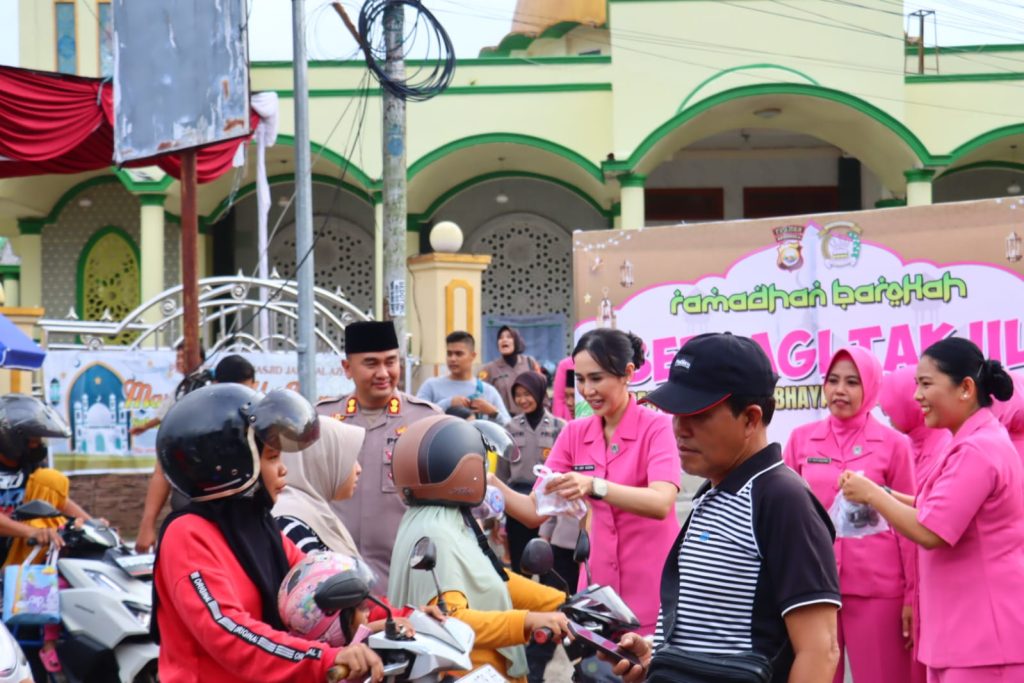 Polres Lebong dan Bhayangkari Bagikan 300 Paket Takjil di Muara Aman