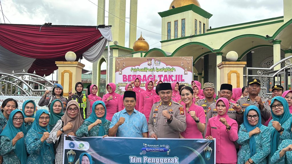 Kapolres Lebong dan Bupati Kabupaten Lebong Bagikan 500 Paket Takjil untuk Masyarakat