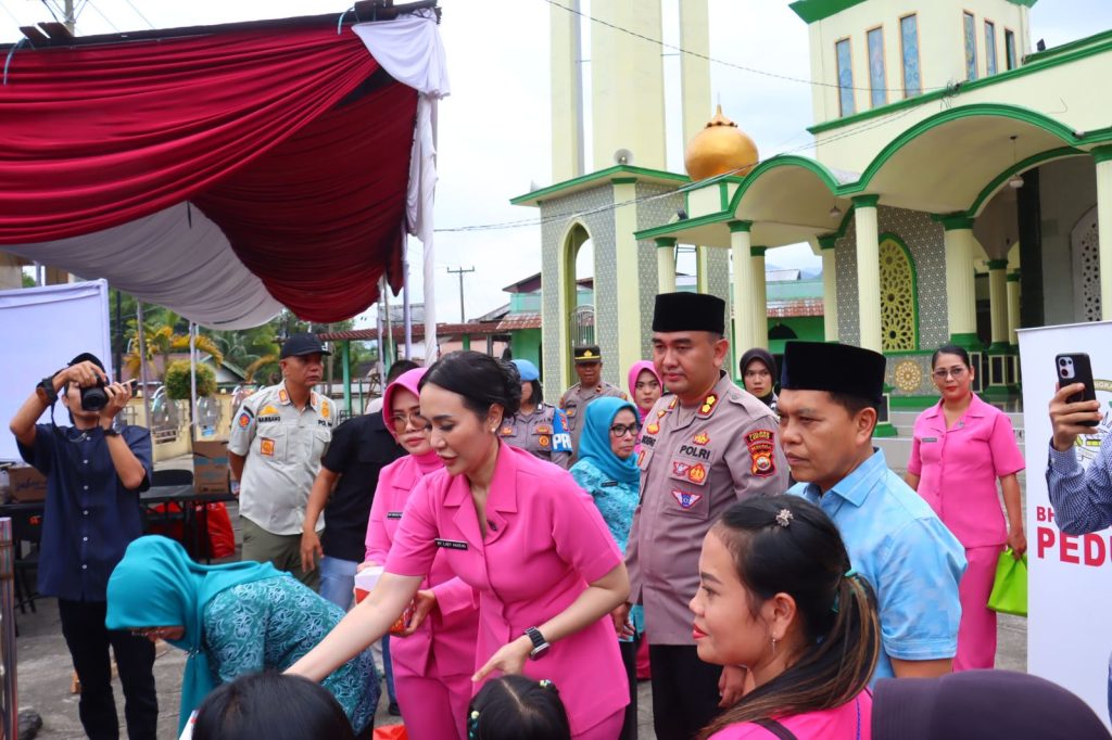 Kapolres Lebong dan Bupati Kabupaten Lebong Bagikan 500 Paket Takjil untuk Masyarakat