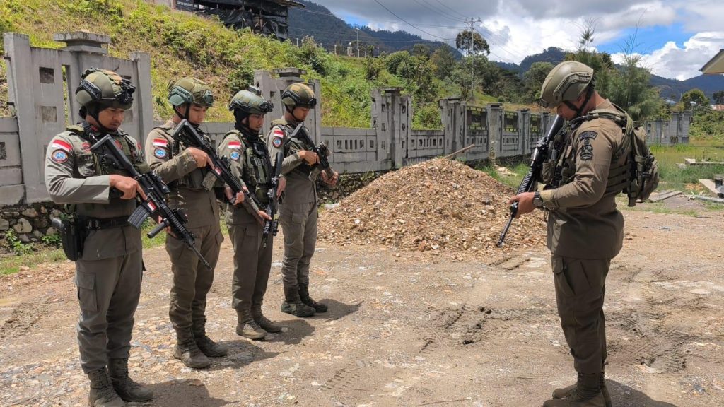 Saat Polisi dan Anak-Anak Papua Tertawa Bersama di Sugapa
