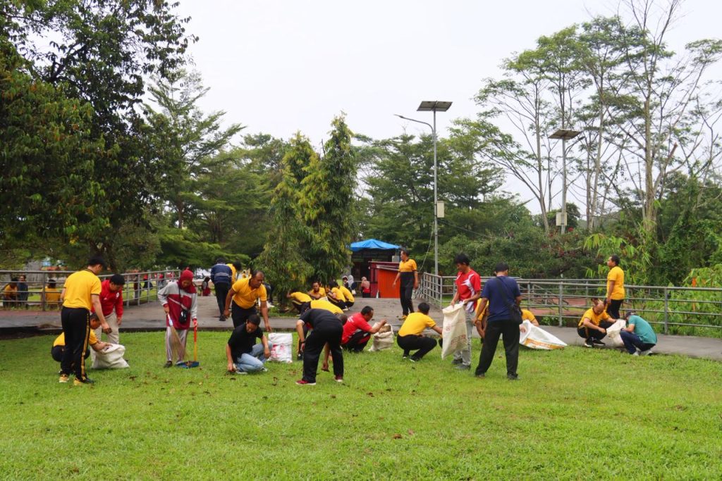 POLRES LEBONG GELAR AKSI BERSIH LINGKUNGAN DUKUNG PROGRAM INDONESIA ASRI