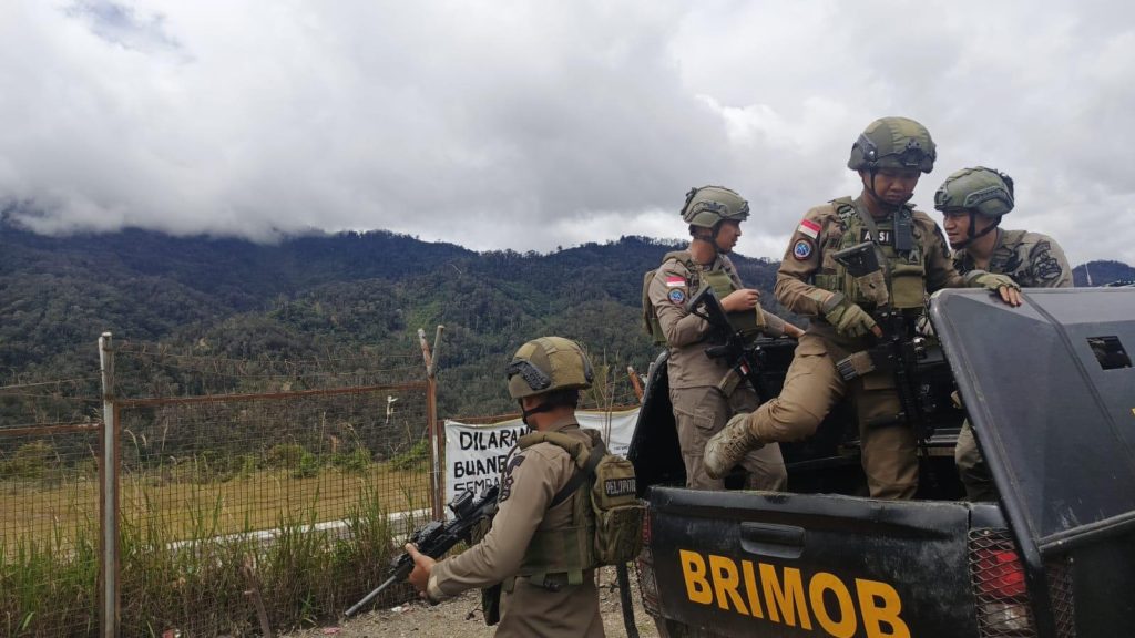 Patroli Humanis di Intan Jaya, Satgas Ops Damai Cartenz Duduk dan Berdialog dengan Warga