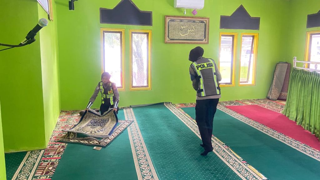 Polres Lebong Laksanakan Program Indonesia Asri, Bersihkan Lingkungan dan Mushola.