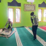 Polres Lebong Laksanakan Program Indonesia Asri, Bersihkan Lingkungan dan Mushola.