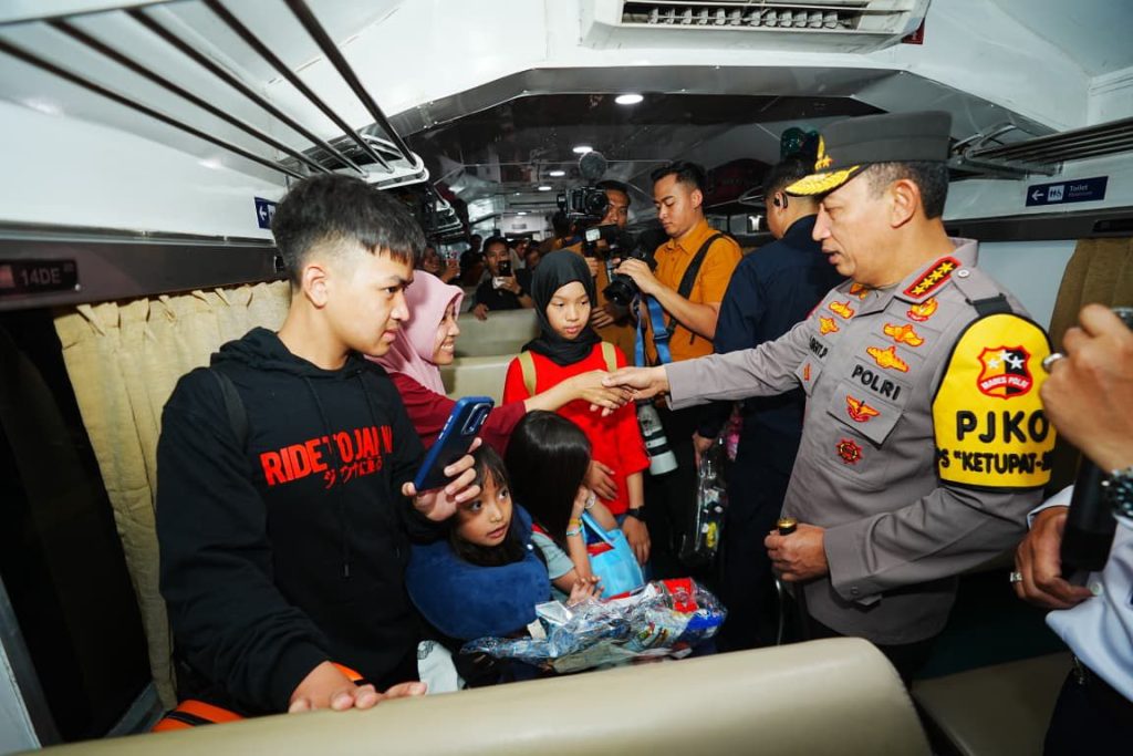 Tinjau Stasiun Surabaya Gubeng, Kapolri Instruksikan Beri Pelayanan Maksimal ke Pemudik