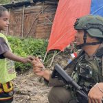 Sentuhan Humanis di Sinak: Satgas Damai Cartenz Bangun Kepercayaan Lewat Interaksi Anak-anak