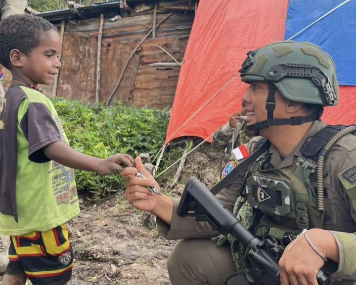 Sentuhan Humanis di Sinak: Satgas Damai Cartenz Bangun Kepercayaan Lewat Interaksi Anak-anak