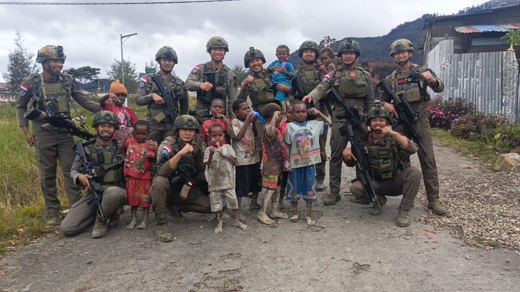 Patroli Satgas Ops Damai Cartenz di Intan Jaya: Interaksi dengan Warga dan Anak-anak di Sugapa
