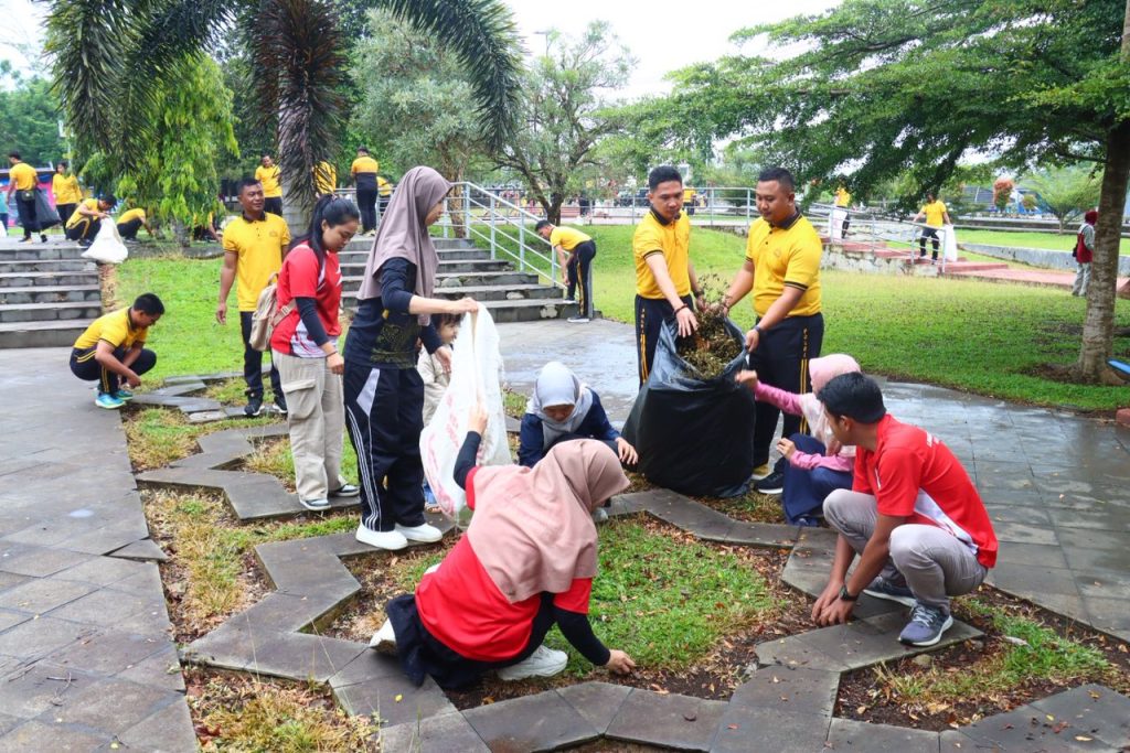 Kapolres Lebong, AKBP Agoeng Ramadhani, S.H., S.I.K., memimpin langsung kegiatan gelar aksi bersih lingkungan dukung program Indonesia Asri di kawasan Taman Karang Nio