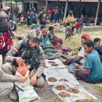 Hadirkan Pendekatan Diri dengan Masyarakat, Personel Ops Damai Cartenz Belanja dan Berbagi di Sinak