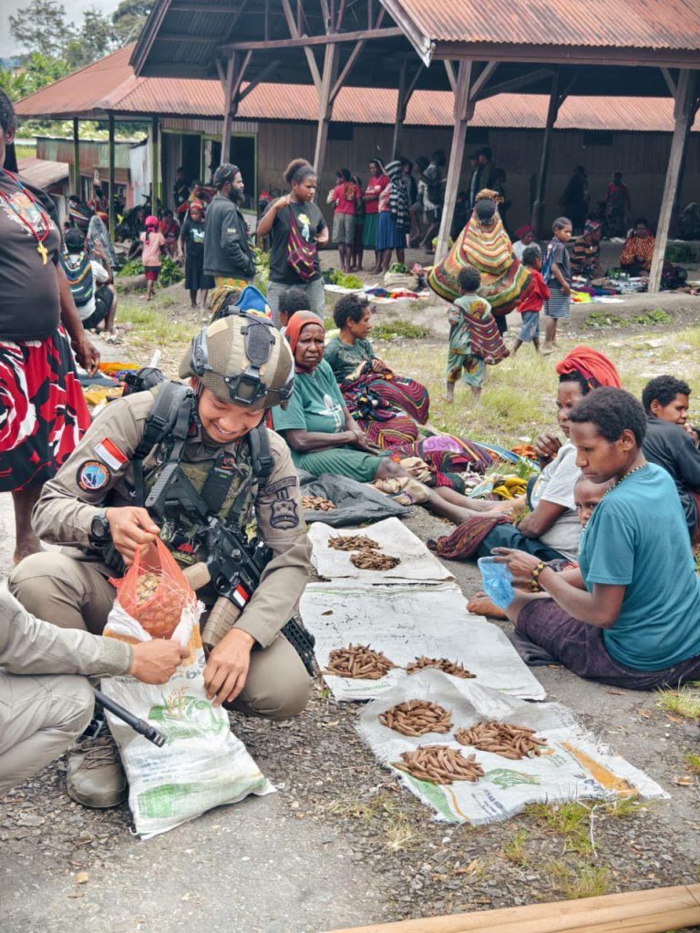Hadirkan Pendekatan Diri dengan Masyarakat, Personel Ops Damai Cartenz Belanja dan Berbagi di Sinak
