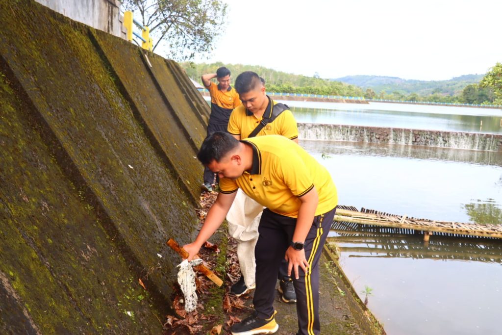 POLRES LEBONG GAUNGKAN GERAKAN INDONESIA ASRI DI DESTINASI WISATA.