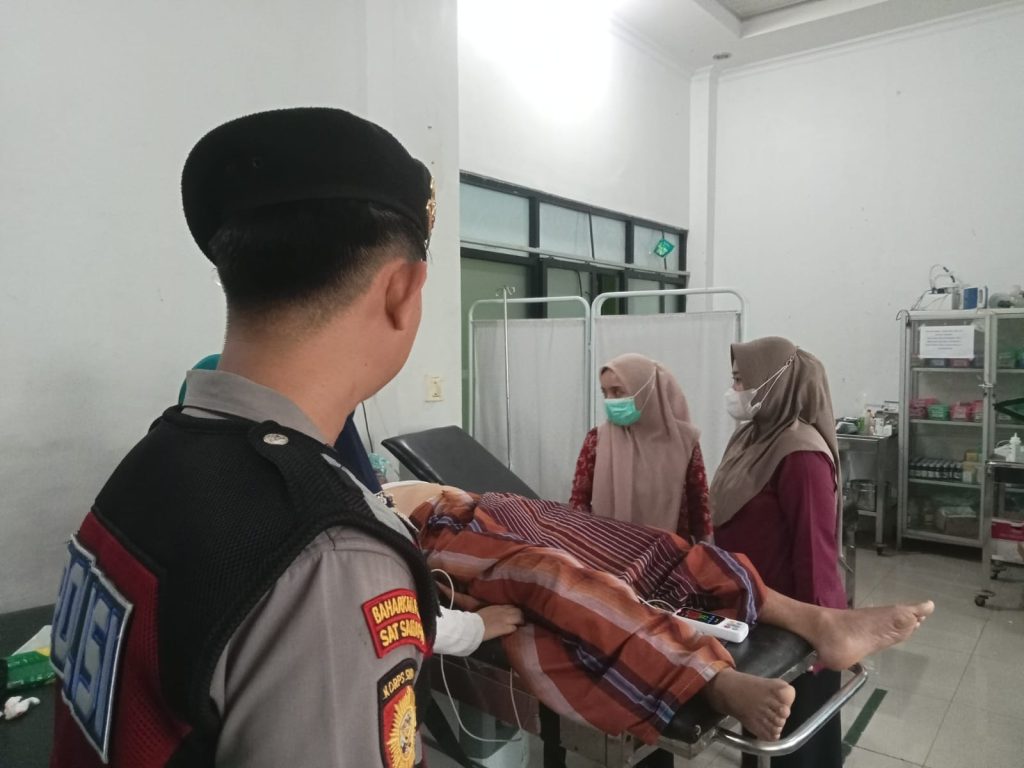 Pohon Tumbang Akibat Angin Kencang di Lebong, Satu Warga Terluka.