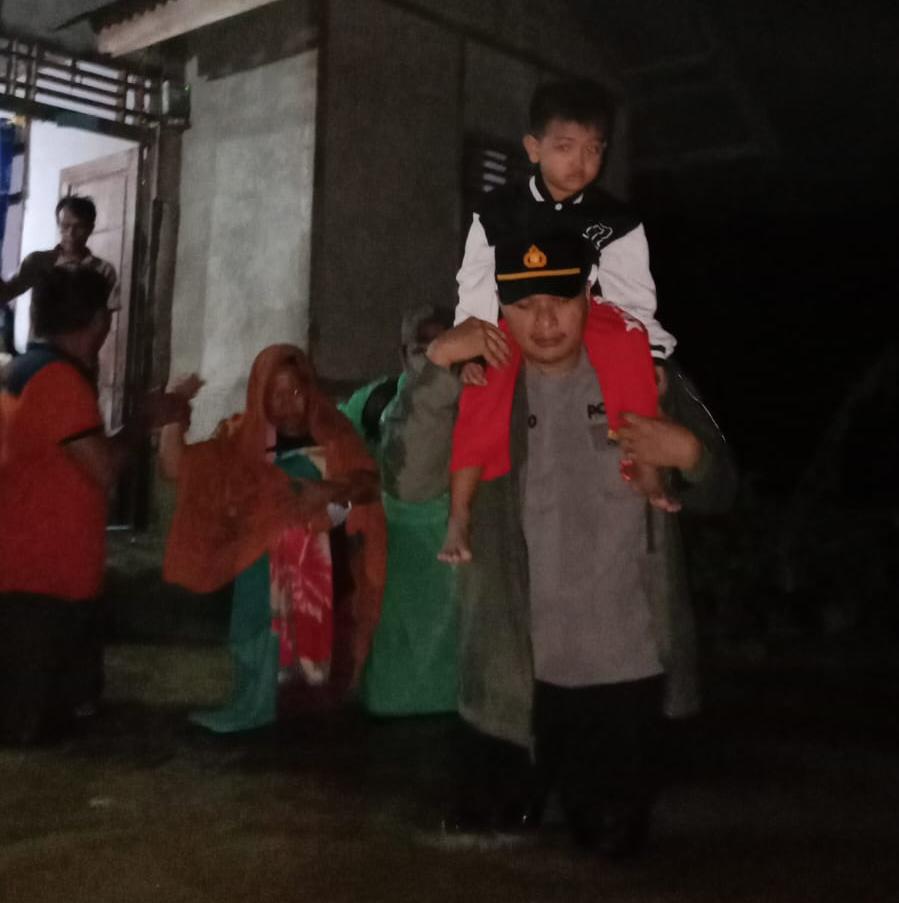 Polres Lebong Sigap Tangani Banjir Bersama TNI Dan BPBD.