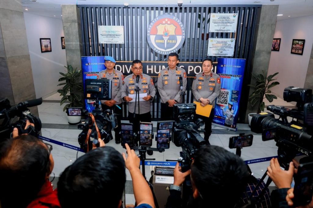 Satgas Ops Damai Cartenz Hadir di Tengah Tradisi Bakar Batu di Sugapa, Bangun Kebersamaan dengan Warga