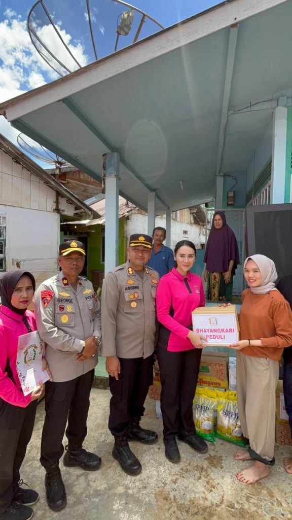 BHAYANGKARI GELAR KEGIATAN SOSIAL BERSAMA POLRES LEBONG, KUNJUNGI ANGGOTA TERDAMPAK BANJIR