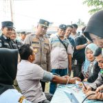 Kapolda Bengkulu Tinjau Posko Tanggap Darurat dan Salurkan Bantuan untuk Korban Banjir dan Longsor di Lebong.