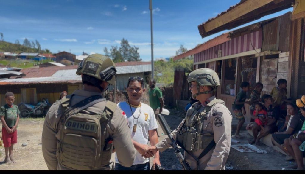 Patroli di Sinak, Ops Damai Cartenz Perkuat Kedekatan dan Rasa Aman Warga