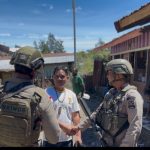 Patroli di Sinak, Ops Damai Cartenz Perkuat Kedekatan dan Rasa Aman Warga