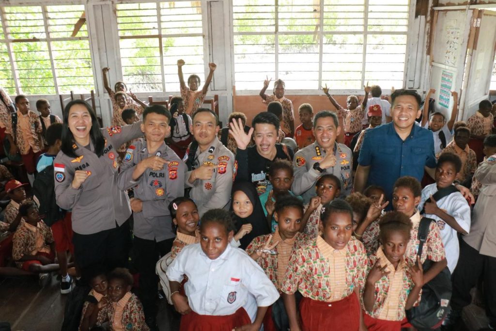 Hadirkan Keceriaan dan Edukasi Bagi Siswa, Satgas Damai Cartenz Gelar Bakti Sosial di SD Negeri Pomako 1