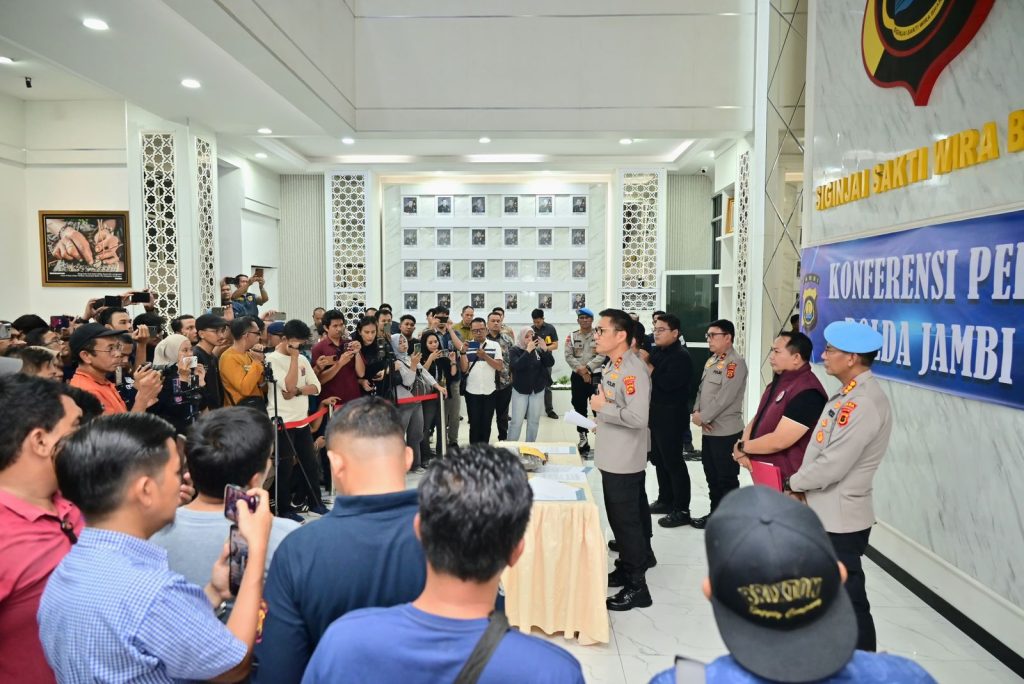 Polda Jambi Gelar Konferensi Pers, DPO Narkotika Berhasil Ditangkap di Tanjab Barat