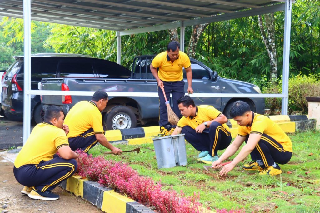 Polres Lebong Gencarkan Aksi Jumat Bersih, Wujudkan Lingkungan Asri dan Nyaman.