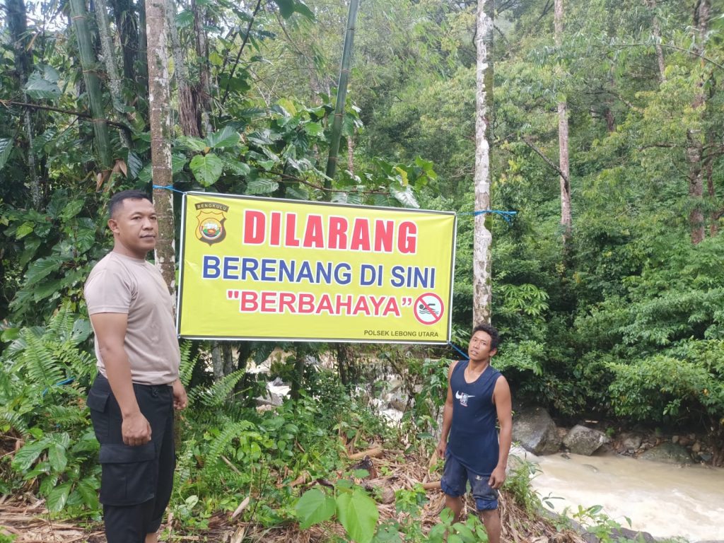 Polsek Lebong Utara Pasang Spanduk Himbauan di Sungai Tik Maceak, Cegah Kejadian Serupa Terulang.