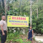 Polsek Lebong Utara Pasang Spanduk Himbauan di Sungai Tik Maceak, Cegah Kejadian Serupa Terulang.