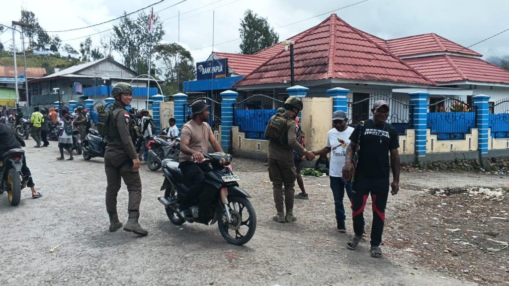Patroli Humanis Satgas Damai Cartenz di Sugapa, Wujudkan Rasa Aman bagi Masyarakat