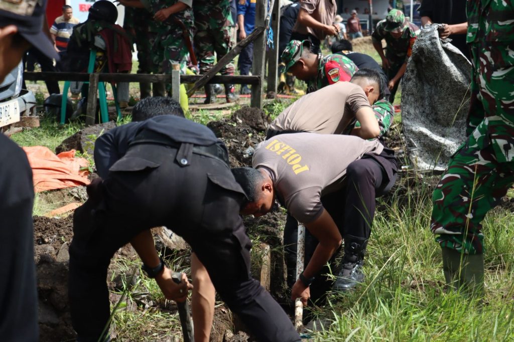 Pemkab Lebong Bersama TNI-Polri Gelar Kerja Bakti dan Gotong Royong Pasca Banjir di Bingin Kuning.