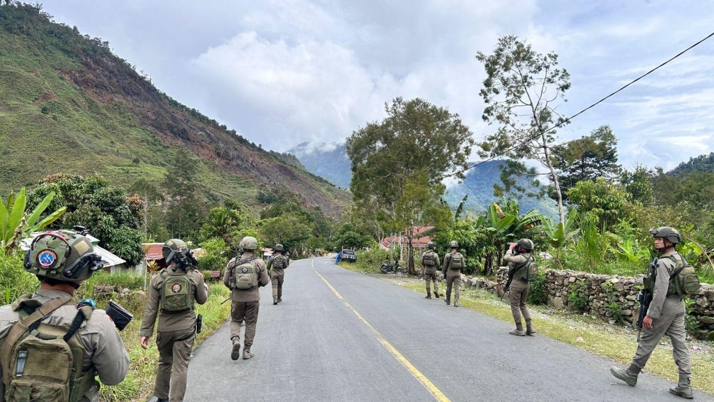 Patroli Jalan Kaki, Personel Ops Damai Cartenz Perkuat Keamanan dan Jalin Kedekatan dengan Warga Puncak Jaya