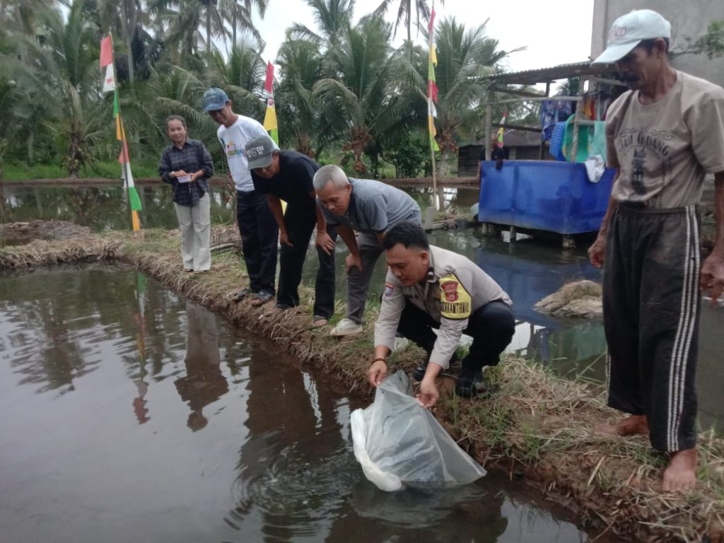 Dukung Ketahanan Pangan, Bhabinkamtibmas Polsek Lebong Selatan Dampingi Pelepasan 5.000 Bibit Ikan Nila