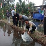 Dukung Ketahanan Pangan, Bhabinkamtibmas Polsek Lebong Selatan Dampingi Pelepasan 5.000 Bibit Ikan Nila