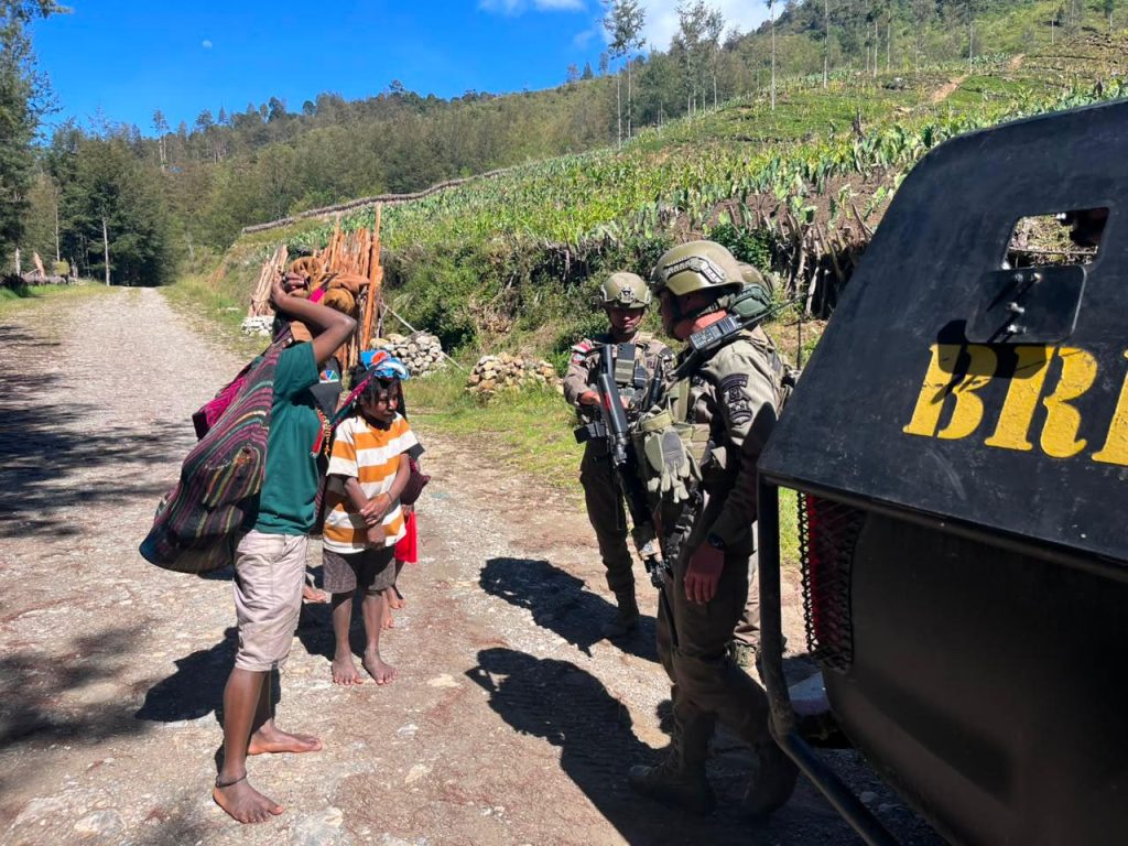 Menyapa dari Jantung Papua, Patroli Humanis Satgas Damai Cartenz Perkuat Kedekatan dengan Warga Ilaga