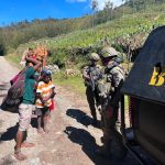 Menyapa dari Jantung Papua, Patroli Humanis Satgas Damai Cartenz Perkuat Kedekatan dengan Warga Ilaga