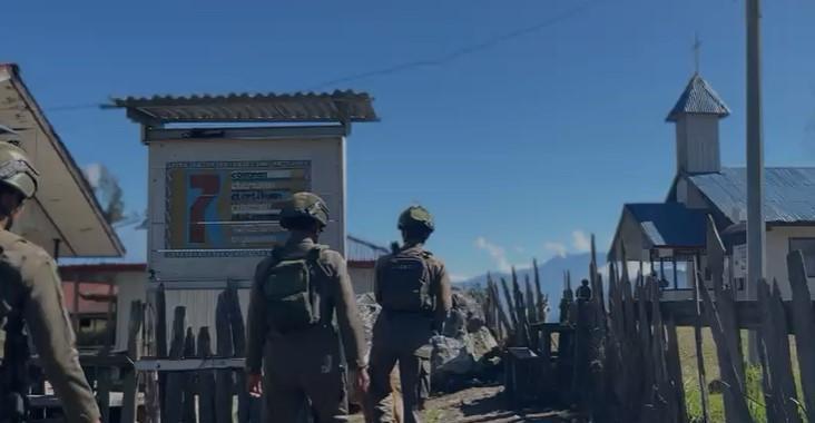 Hadir di Tengah Ketenangan Ibadah, Patroli Satgas Damai Cartenz Jaga Keamanan dan Pererat Kedekatan dengan Jemaat di Sinak