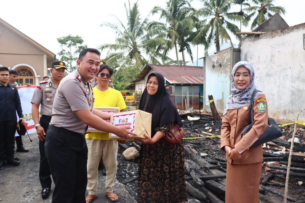 Polres Lebong Salurkan Bantuan Sosial kepada Korban Kebakaran