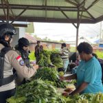 Di Balik Ramainya Pasar Keyabi Nduga, Senyum Mama Papua dan Polwan Damai Cartenz Rajut Rasa Aman dan Nyaman